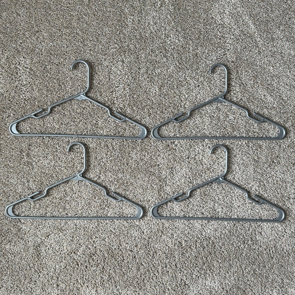 Mainstays Plastic Clothing Hangers (22) - Picture 8 of 10